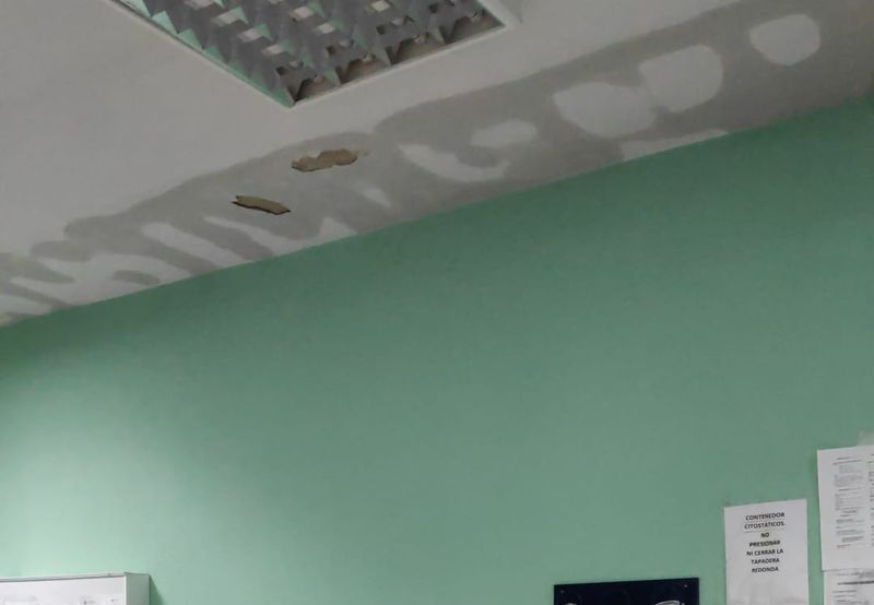 Goteras en el centro de salud de Ledesma por el mal estado del tejado 