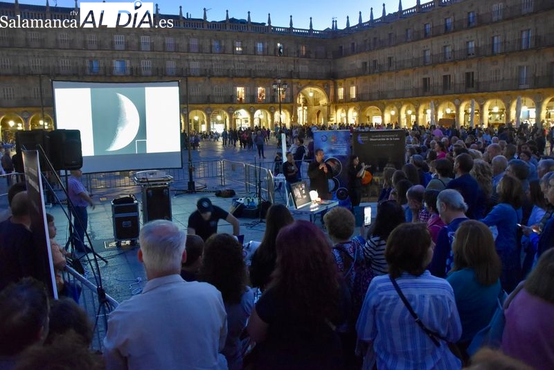 La Plaza Mayor se transforma en un gran observatorio de la Luna