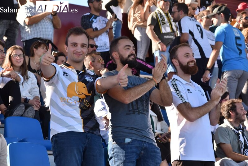 La afición de Unionistas palia la falta de bares con los goles de su equipo