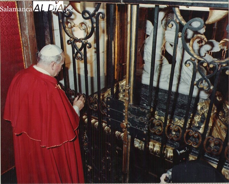 Juan Pablo II, peregrino al sepulcro de Santa Teresa