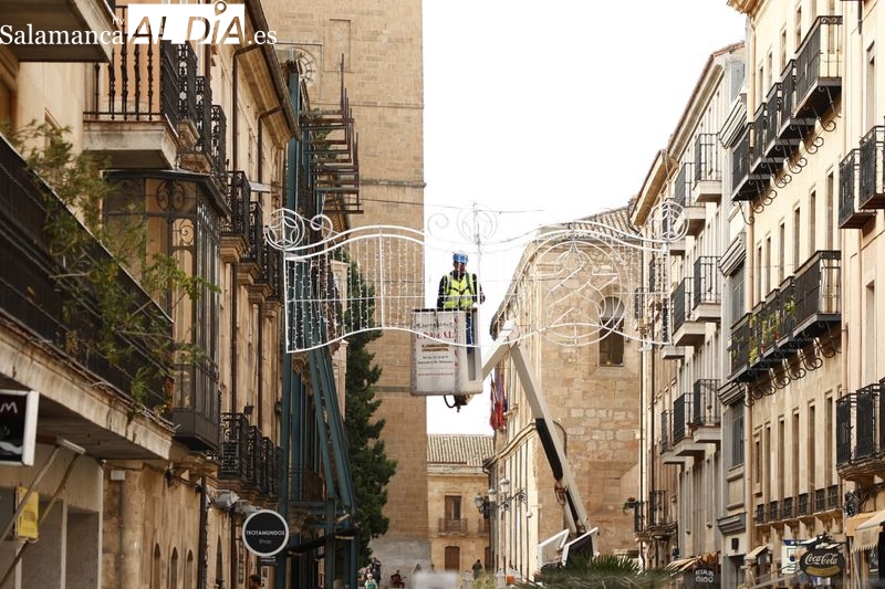 Primeras luces navideñas en el centro de Salamanca