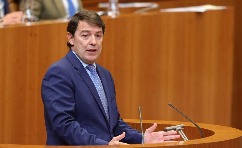 Mañueco se desmarca de Gallardo y asegura que su posición sobre violencia de género es tajante