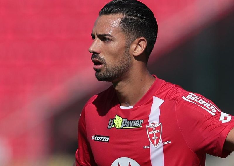 El futbolista español Pablo Marí recibe el alta tras ser apuñalado en Milán