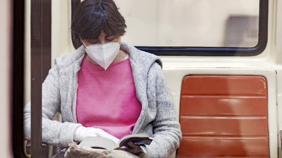 El ascenso leve de casos de COVID-19 retrasa la retirada de las mascarillas en el transporte público 