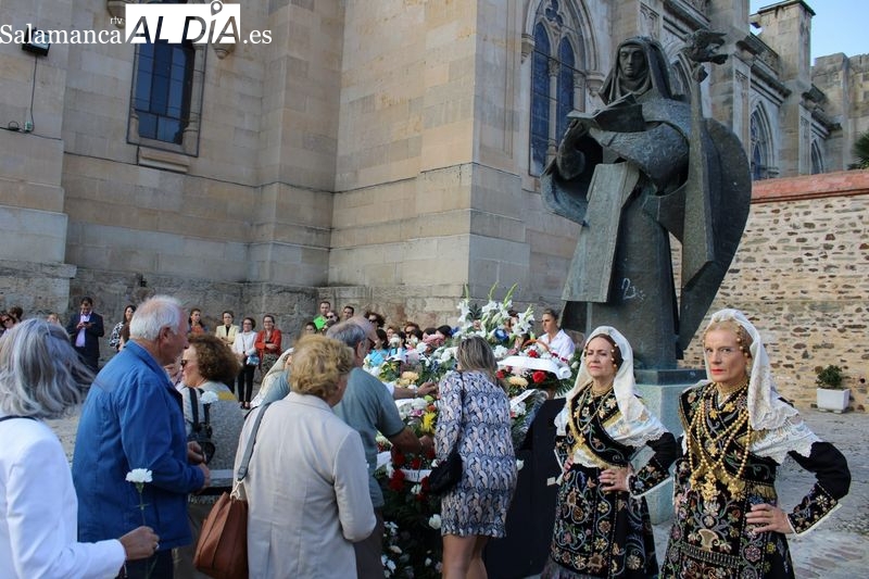 Colorida ofrenda floral a Santa Teresa