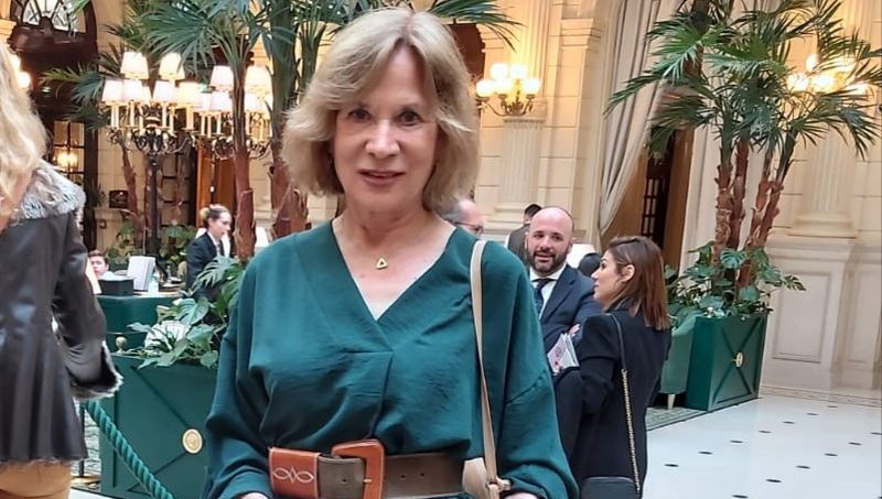 La pintora Consuelo Hernández, galardonada en París