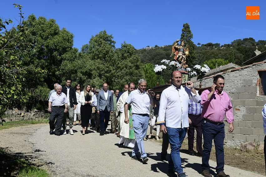 Los vecinos de Pedrotoro arropan a San Miguel Arcángel en su procesión por el agregado
