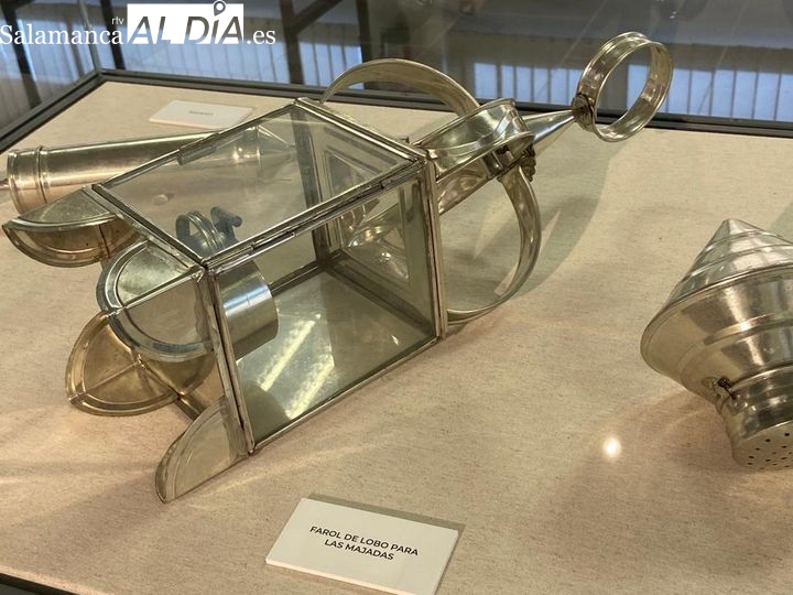 La exposición ‘La Hojalata en la vida cotidiana’ ya se puede visitar en Villares de la Reina