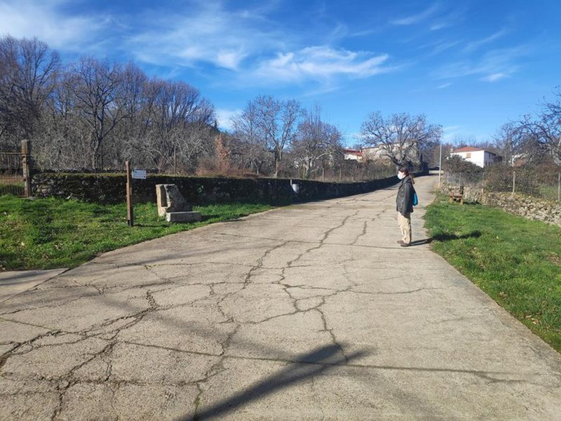El Camino del Peñasco, una ruta entre castaños centenarios y figuras talladas en roca 