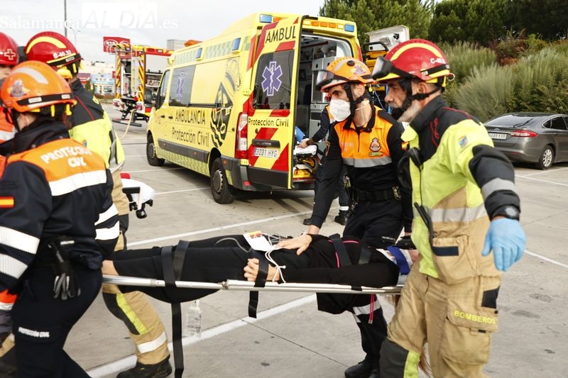 Espectacular despliegue de servicios de emergencias en el Centro Comercial El Tormes
