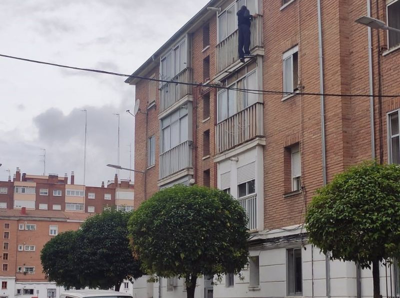Un vecino de Valladolid se queda colgado del balcón del tercer piso tras dejarse las llaves dentro 