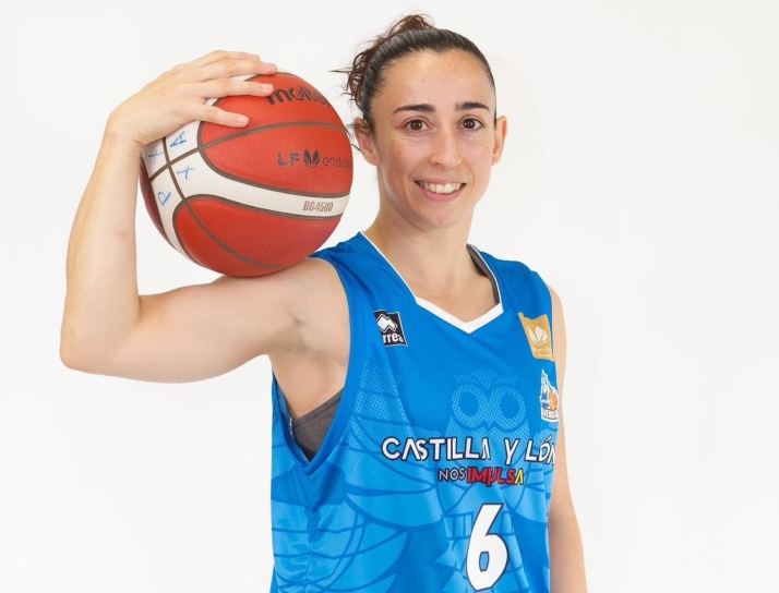 El Perfumerías Avenida presenta su nueva primera equipación