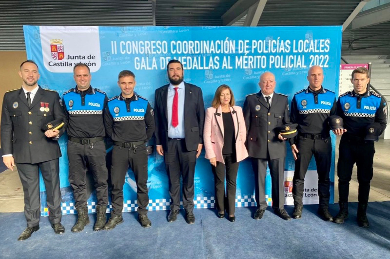 Los nuevos agentes de la Policía Local reciben el diploma por superar sus prácticas