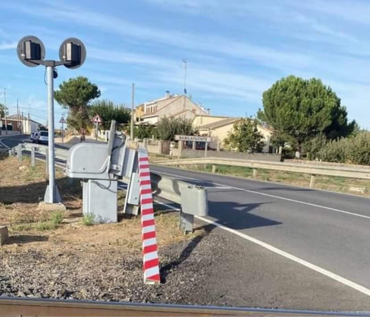 Indignación vecinal en Babilafuente tras la segunda rotura en menos de un mes de la barrera de seguridad en las vías del tren 