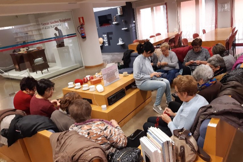 El Programa VIVE desarrolla en la Biblioteca un original taller de ganchillo con el que crearán adornos navideños para la Sala de Adultos