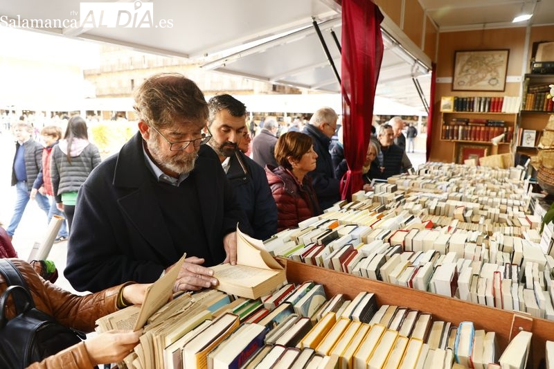 La Feria del Libro Antiguo y de Ocasión se despide este domingo de la Plaza