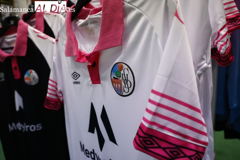 Las camisetas del Salamanca UDS ya están en la boutique y sus aficionados pueden comprarlas
