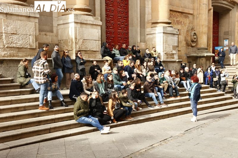 Salmantinos y turistas desafían al frío