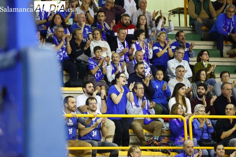 La Marea Azul cumple y va todos a una con el Perfumerías Avenida