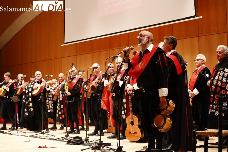 Medio millar de tunos rondan a un público entusiasmado en el Palacio de Congresos