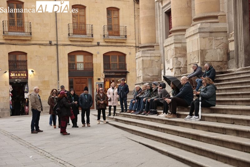 Salmantinos y turistas desafían al mal tiempo