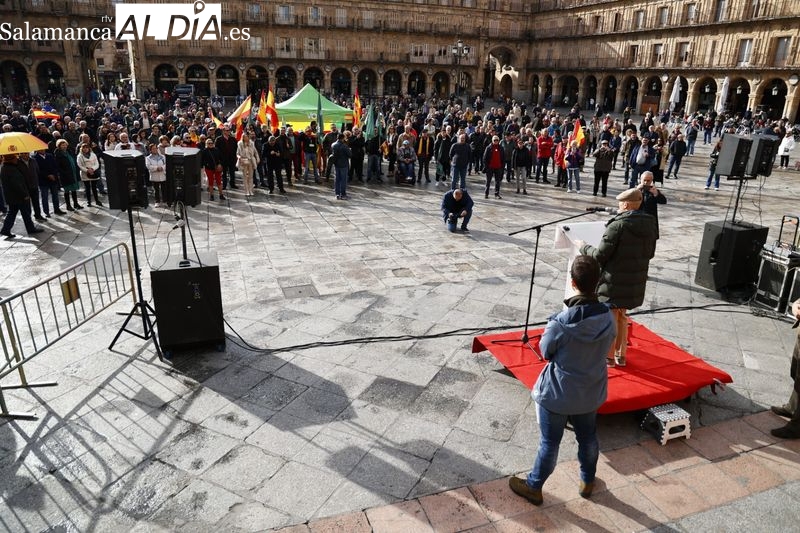 Simpatizantes de Vox se concentran contra Sánchez y contra la tibieza del PP 