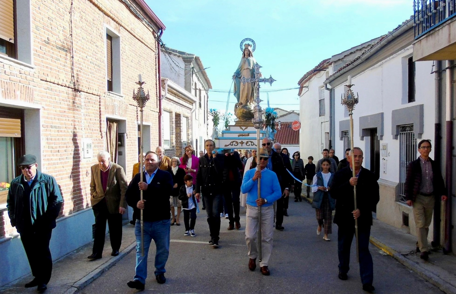Numerosos fieles participan en la vuelta de la Virgen Milagrosa a las calles de Macotera