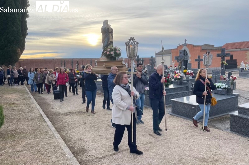 Decenas de fieles participan en la procesión en honor a los fieles difuntos 