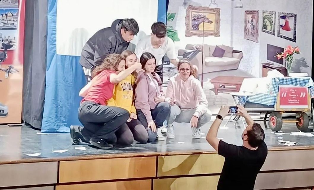 Alumnos de ESO y Bachiller del IES GSR participan activamente en la función en ingles ‘Change the Channel’