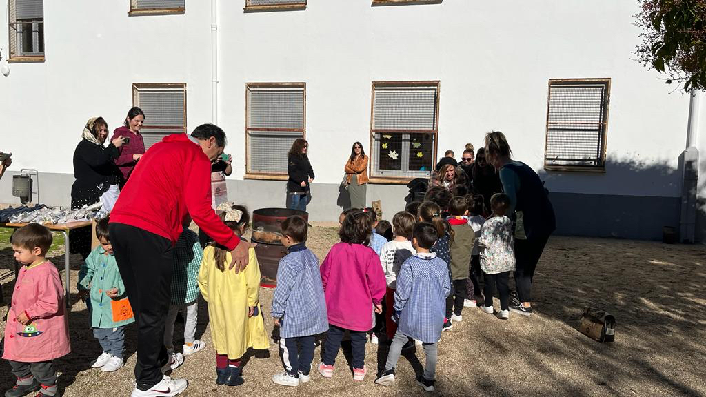 El CEIP Miguel de Unamuno recupera su gran fiesta de la castañada