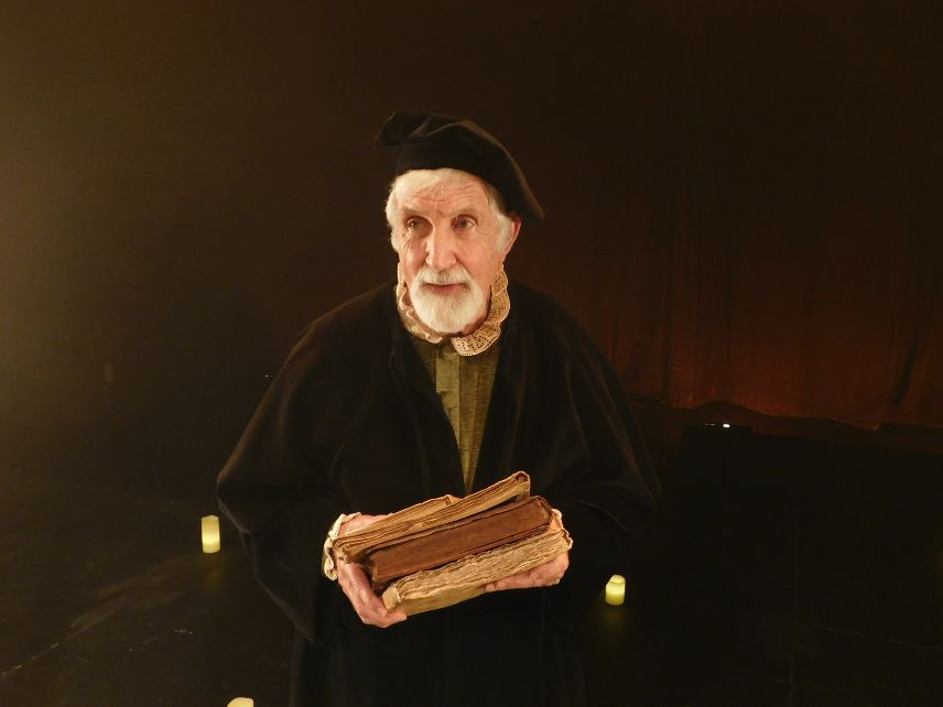 El Teatro Calderón acoge con éxito la obra ‘Amicus Nebrija’ escrita e interpretada por Denis Rafter