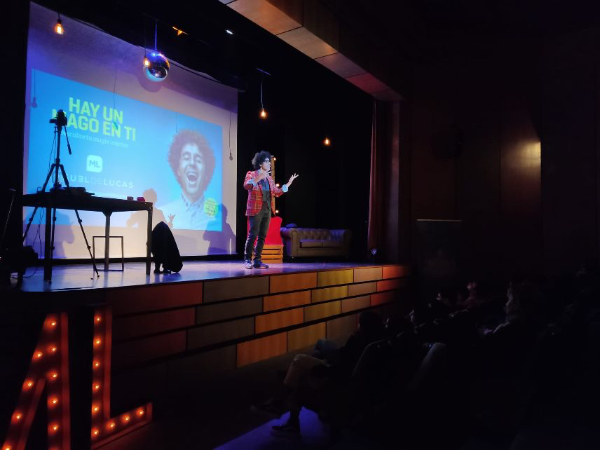 Cerca de 200 estudiantes disfrutan con la actuaciòn del televisivo Miguel de Lucas