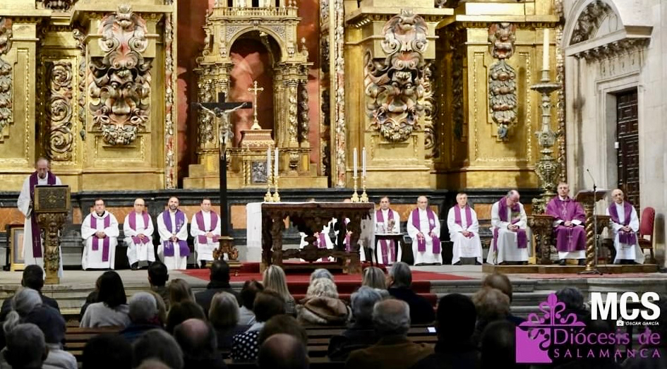 El Obispo de Salamanca preside una emotiva eucaristía en recuerdo al sacerdote peñarandino Pepe Ramos
