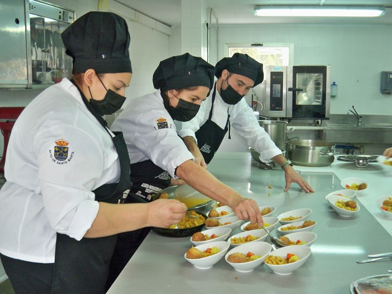 Cocina portuguesa, elaboración de pan y corte de jamón en los cursos de la Escuela de Hostelería