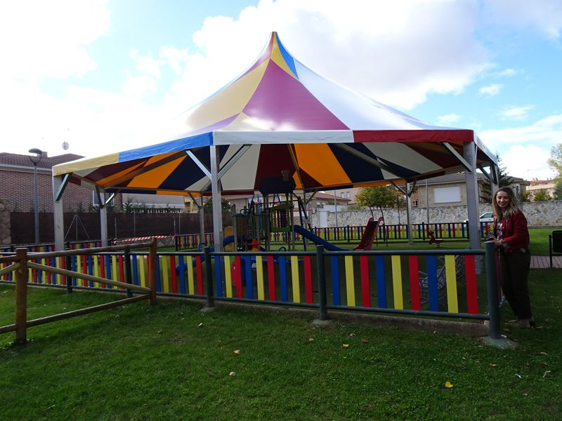 Instalada una nueva carpa en este parque infantil de Santa Marta 