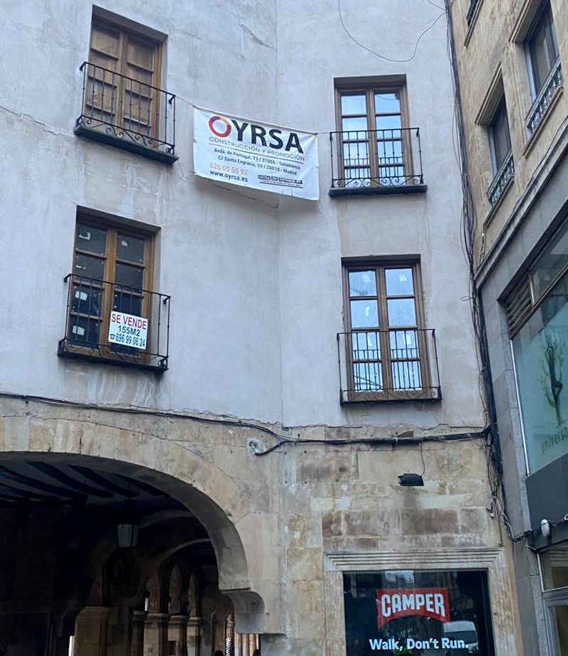 Piden más control sobre carteles en fachadas protegidas como Bien de Interés Cultural