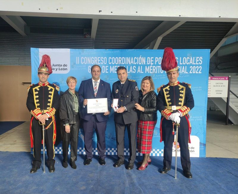Clemente Iglesias recibe la Medalla de Plata al mérito policial 