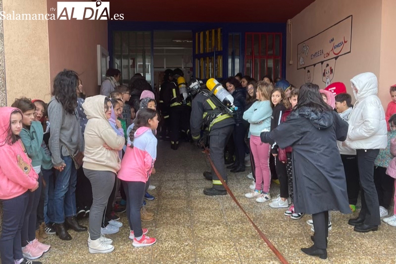 El colegio Severiano Montero organiza un simulacro de emergencia y evacuación junto a Bomberos y Policía Local