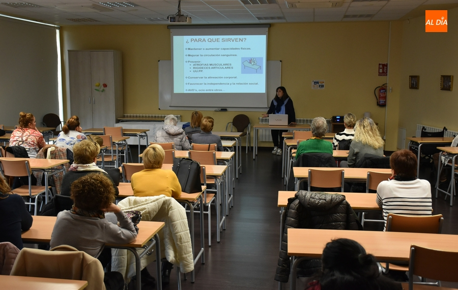 Beatriz Cordobés imparte una sesión sobre las movilizaciones de enfermos de Alzheimer