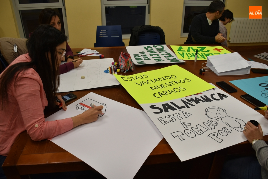 Tarde de preparativos para la manifestación por la mejora de la atención pediátrica del jueves