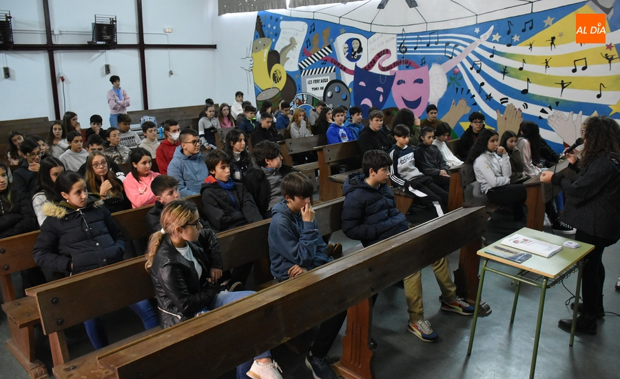 Rebeca Jerez charla con los alumnos del Fray Diego que han leído su cuento ‘Almacén de Drogas’