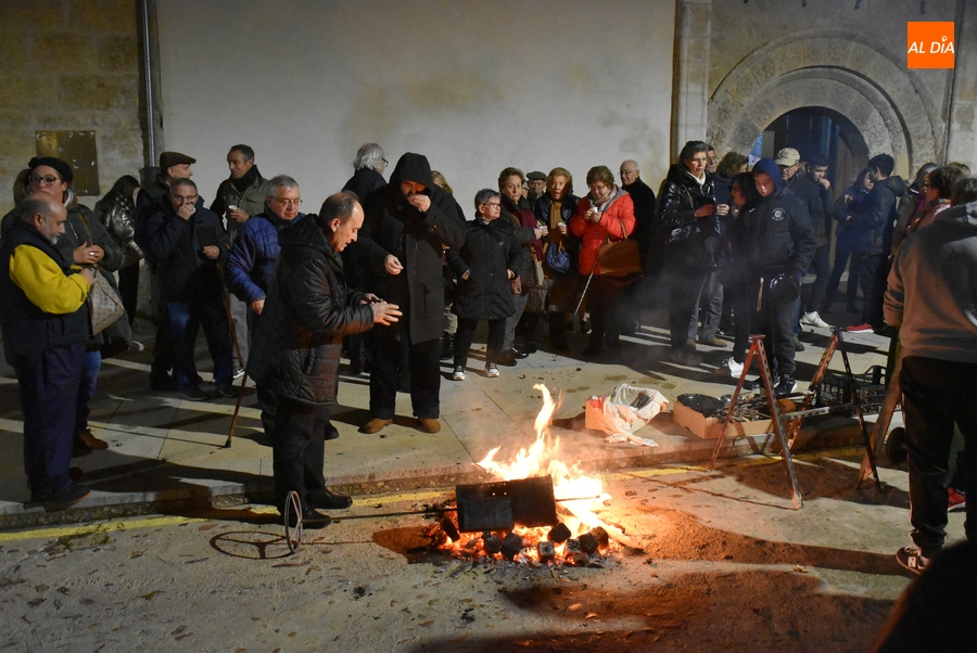 San Andrés calienta la gélida víspera de su Apóstol con una castañada
