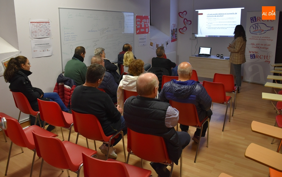 Cristina Sevillano trata con los miembros de ARCIU los riesgos del consumo del alcohol