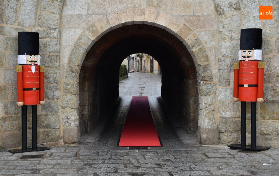 Colocados Cascanueces y alfombras en varias de las entradas al recinto histórico