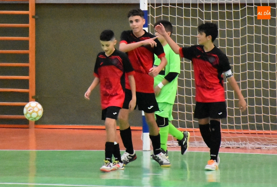 Amplia goleada del III Cadete para estrenar su casillero de victorias