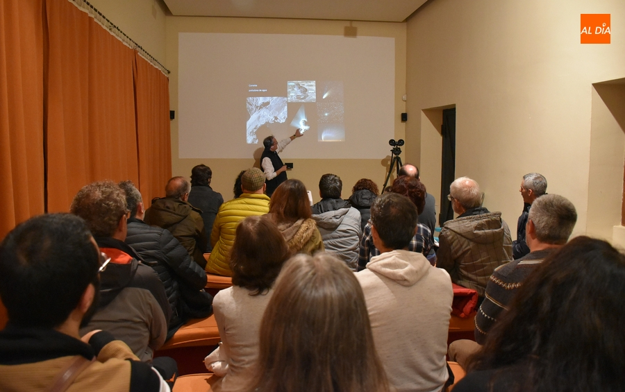 Álex Mendiolagoitia acerca el Universo con una doble charla