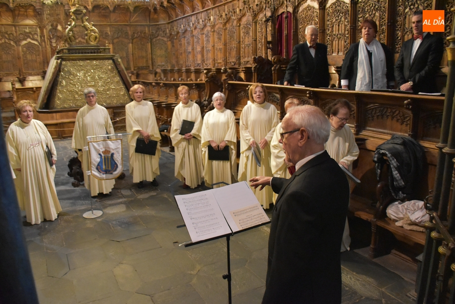 La Coral Dámaso Ledesma anima la misa dominical en la Catedral