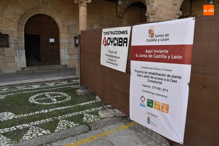 Cambia la puerta de entrada a las oficinas de la Casa Consistorial
