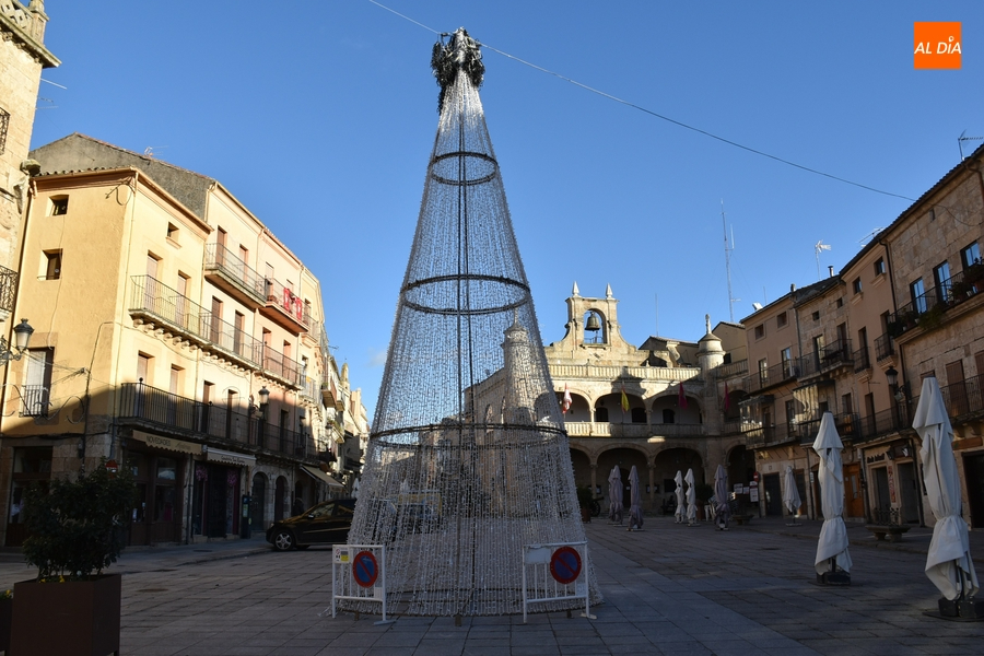 ‘Izado’ el árbol de Navidad de la Plaza Mayor mientras se prepara la llegada de la pista de hielo