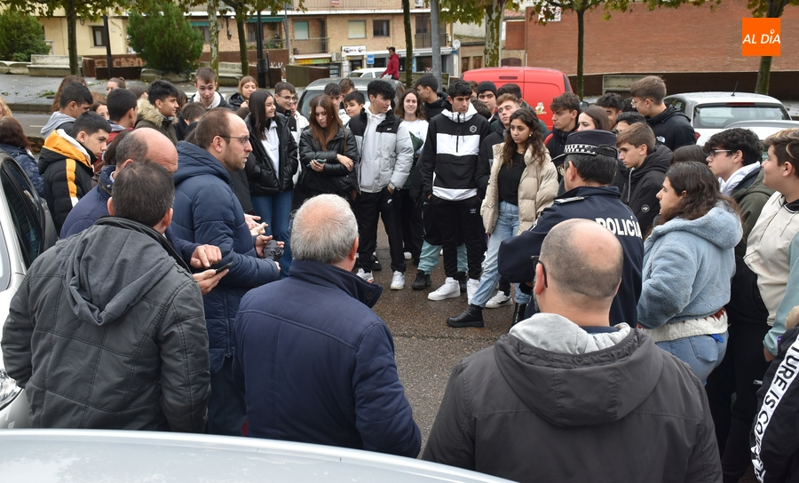 Estudiantes de Secundaria conocen in situ el funcionamiento del parking inteligente del Mercado